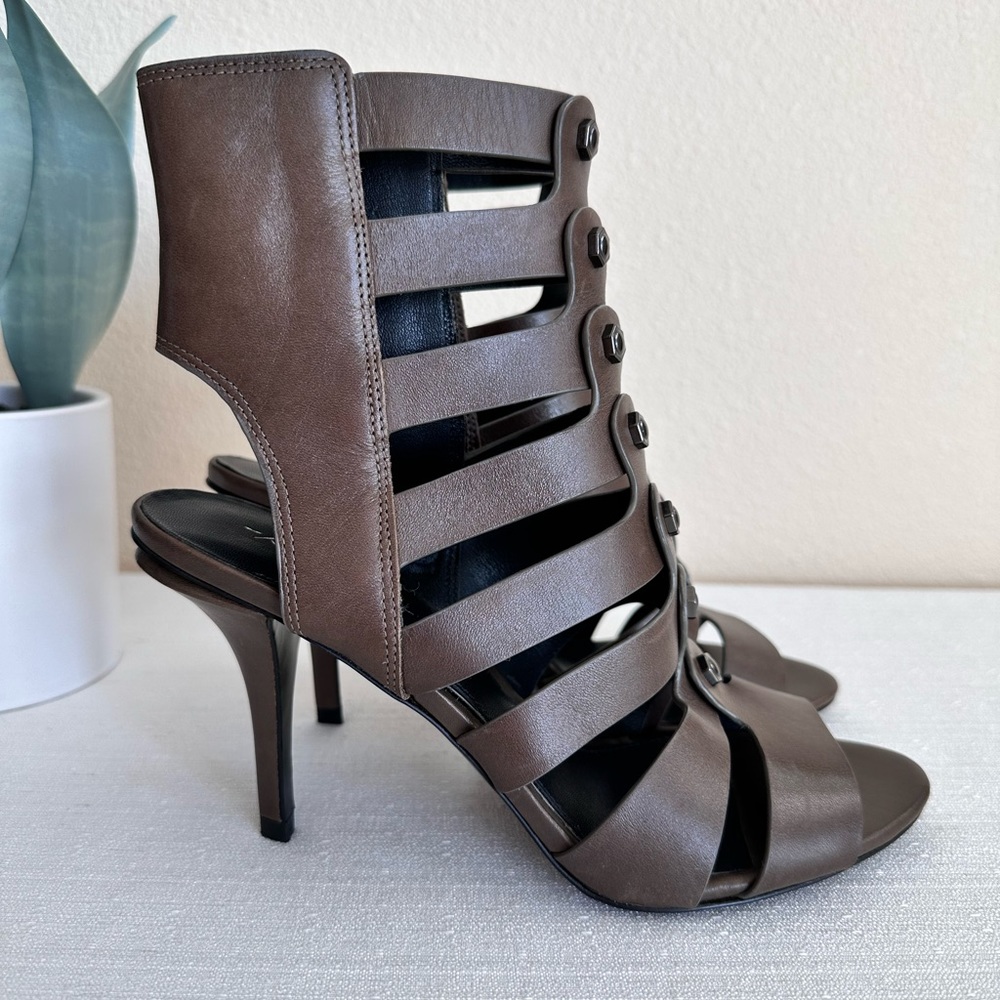 New Kenneth Cole NYDesigner THATFORD Le Olive Leather Heeled Sandals Womens 7.5M